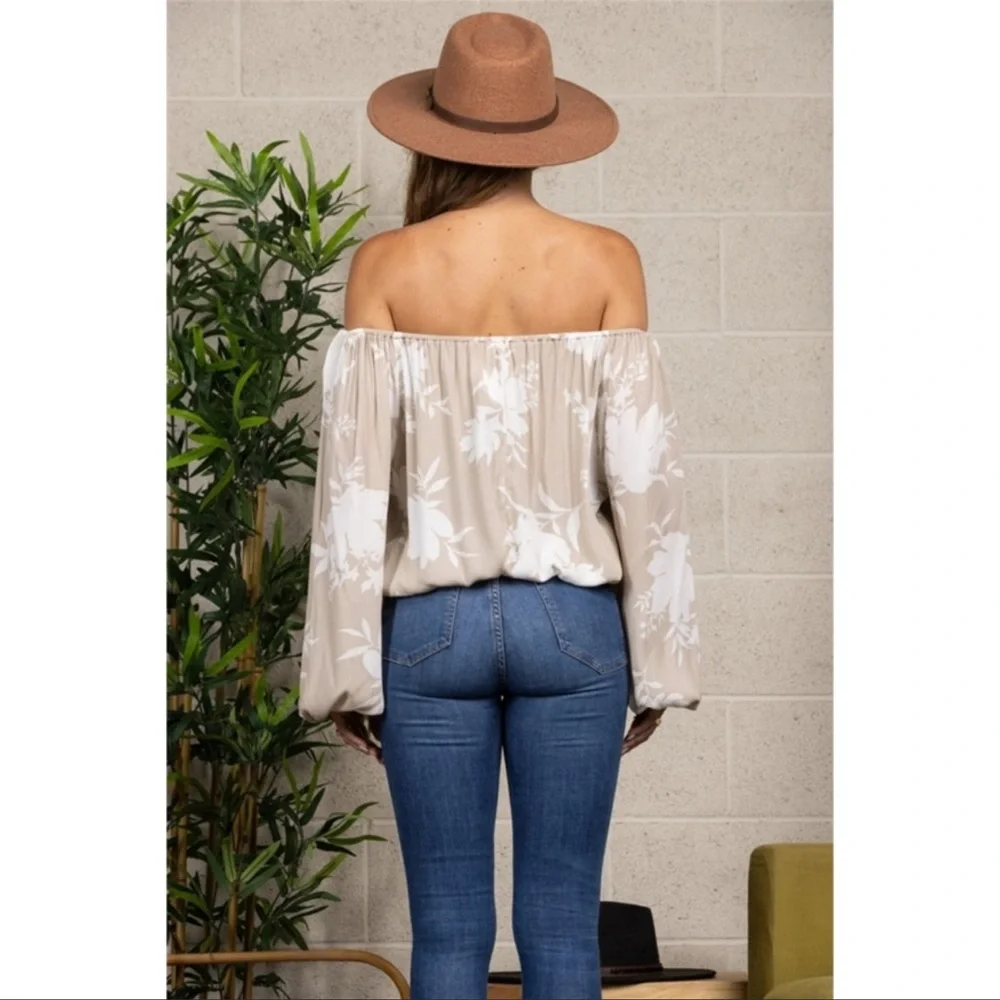 🔥🔥Sale-NEW- Only ONE LEFT - Beautiful off the shoulder Blouse in a light Beige - Picture 5 of 16